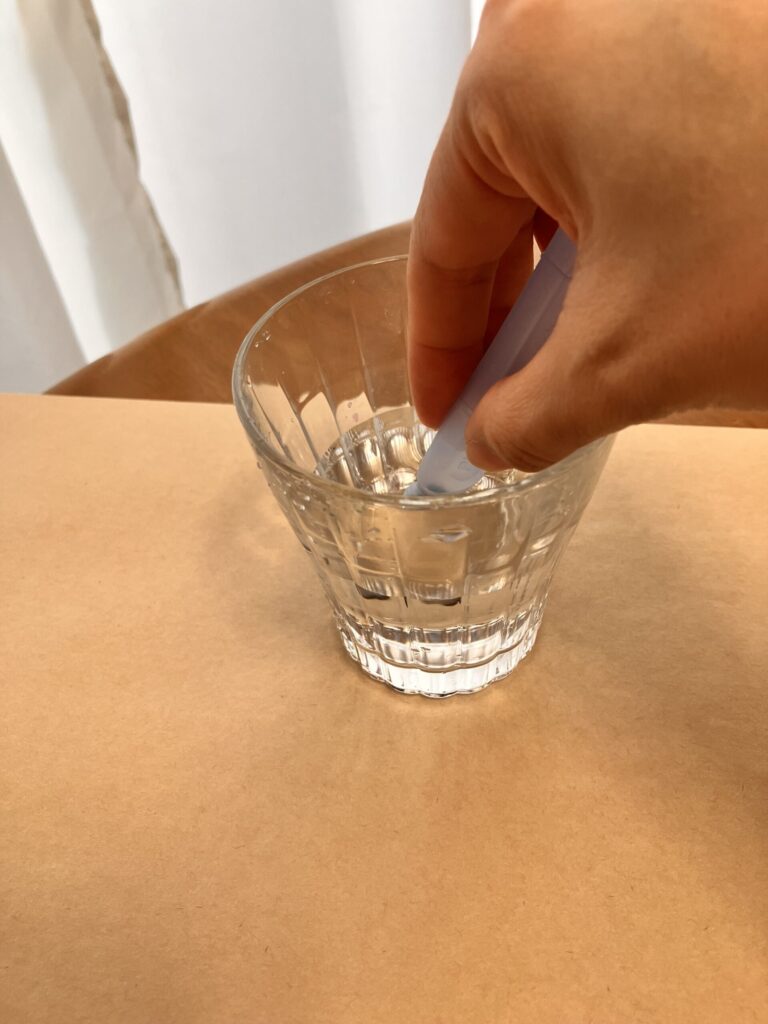 水筆に水を入れるところ