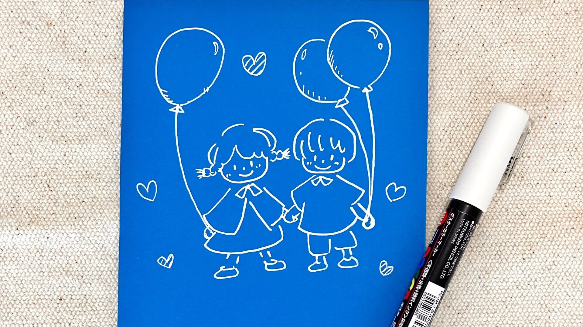 青い紙に描いたイラスト