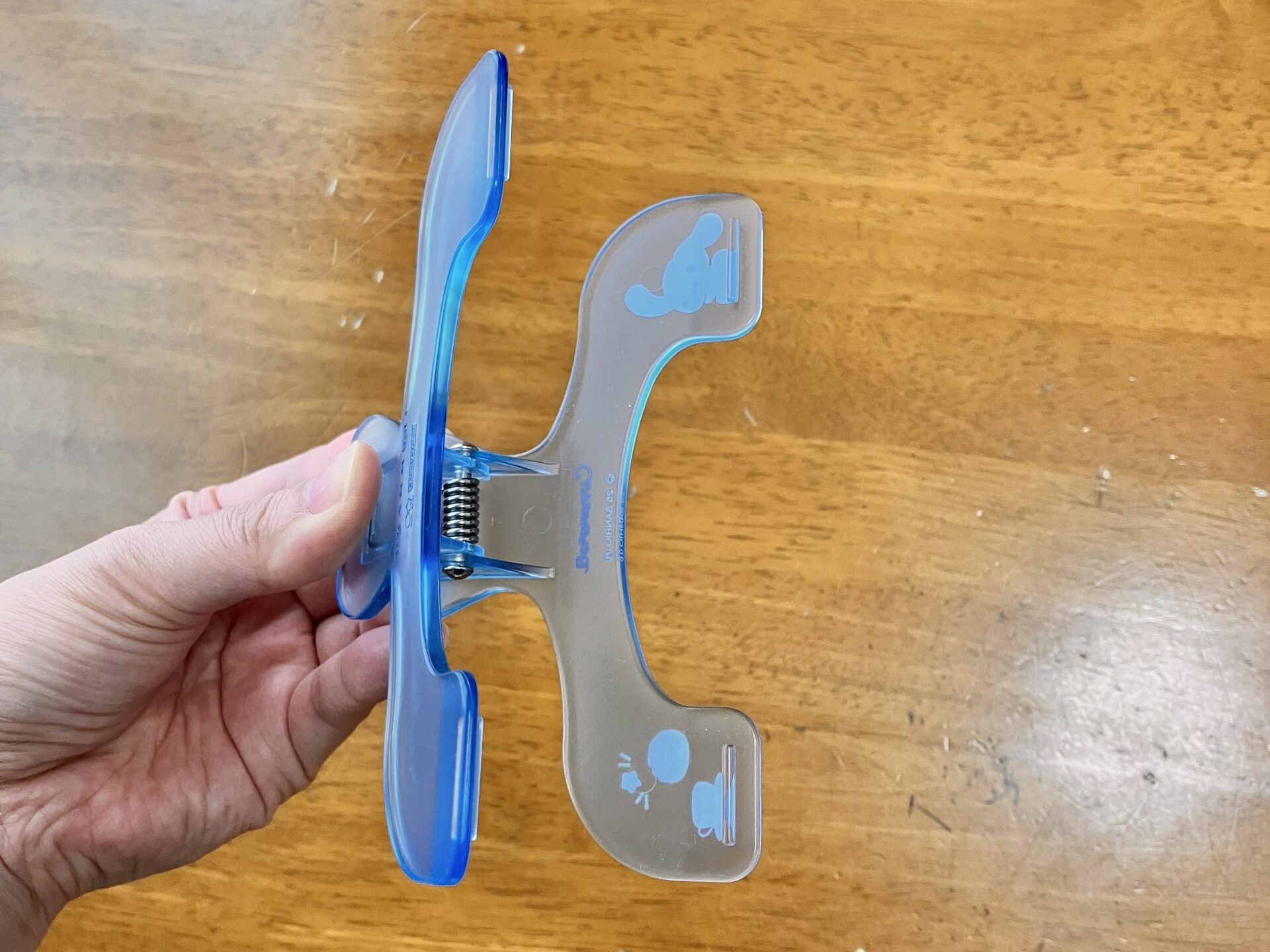 手で開いた状態のウカンムリクリップ