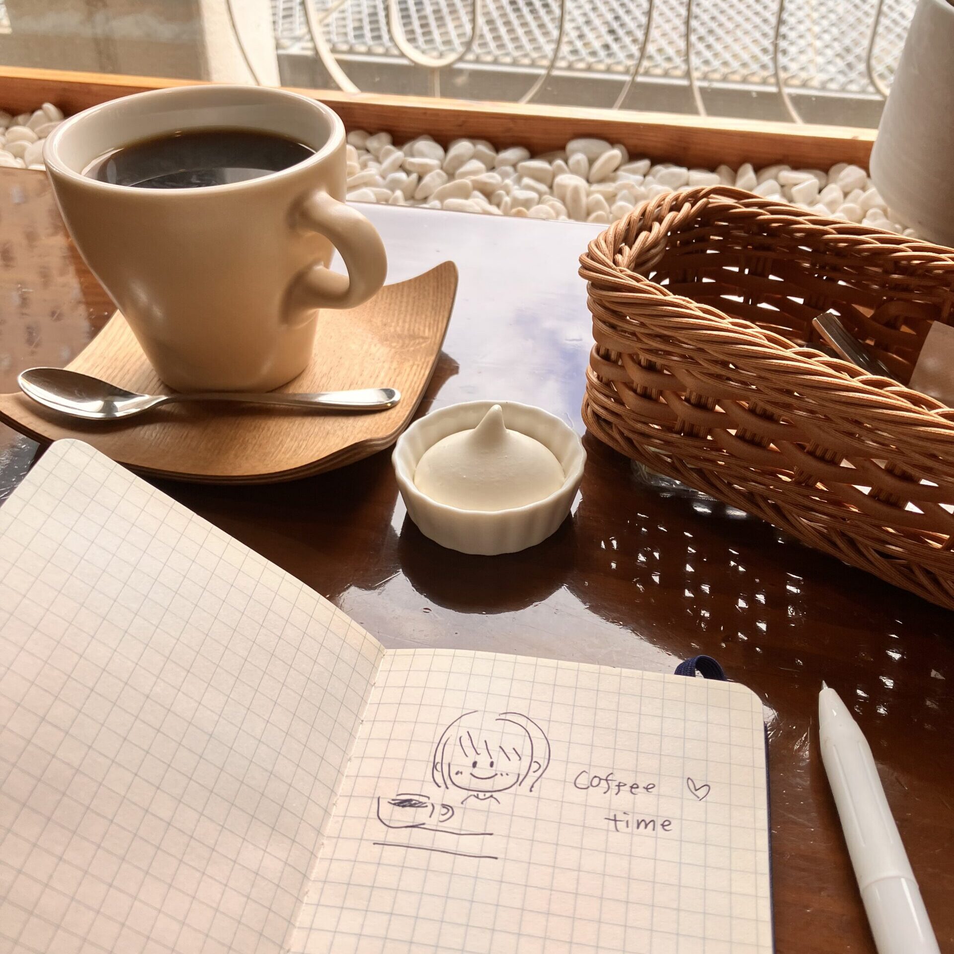 カフェでノートにイラストを描いた様子
