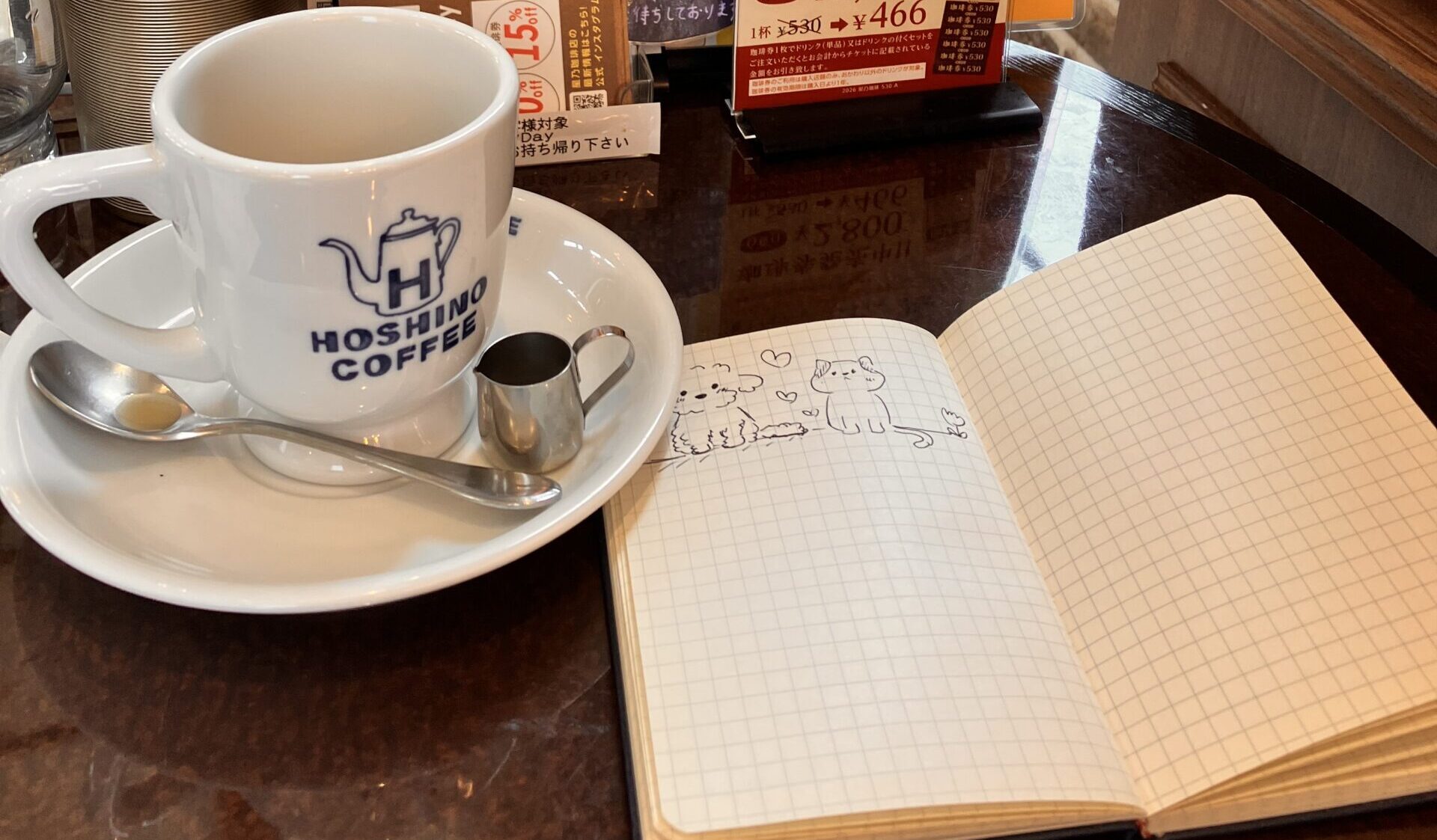 カフェのテーブルで絵を描く