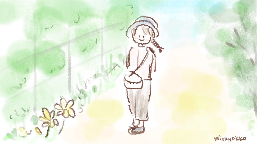 緑の景色の中を散歩する女性